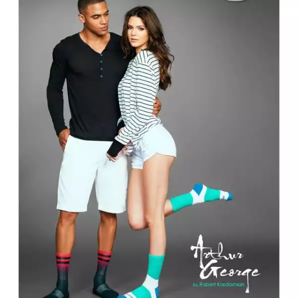 Kendall modeló para la línea de calcetines de su hermano, Rob Kardashian.