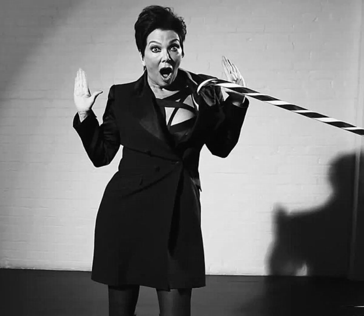 Kriss Jenner luce divertida en las fotos y juega con un caramelo gigante.