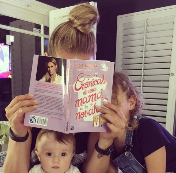 Heidi con su nuevo libro en manos, acompañada por Elena y Jaimito.