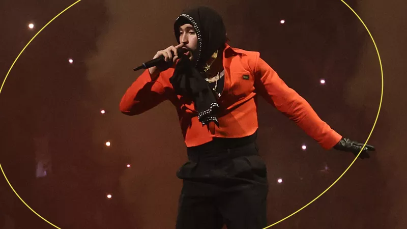 Bad Bunny se pone un corset y no puede respirar