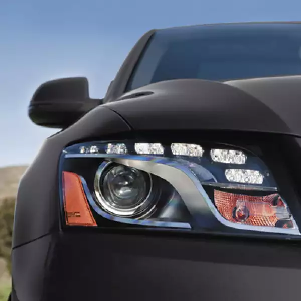 Al frente, tenemos un gran cofre con faros de tipo bi-xenón y LED, con la tradicional parrilla de un sólo cuadro.