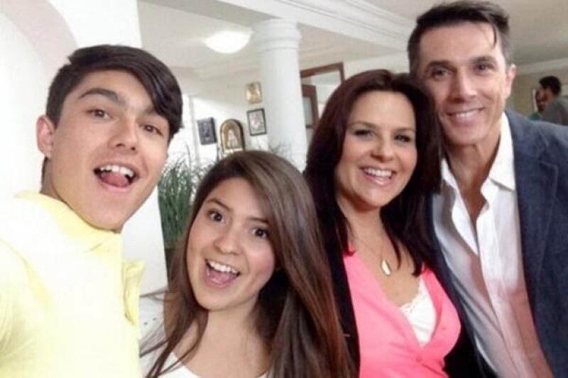 Sergio se tomó una foto con su papá y con el elenco del capítulo en el que participó.