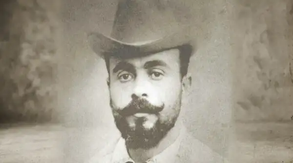 Adamo Boari fue un destacado arquitecto e ingeniero civil italiano que transformó el paisaje urbano de México a principios del siglo XX, siendo el creador y primer constructor del monumental Palacio de Bellas Artes (originalmente planeado como el nuevo Teatro Nacional) a partir de 1904.