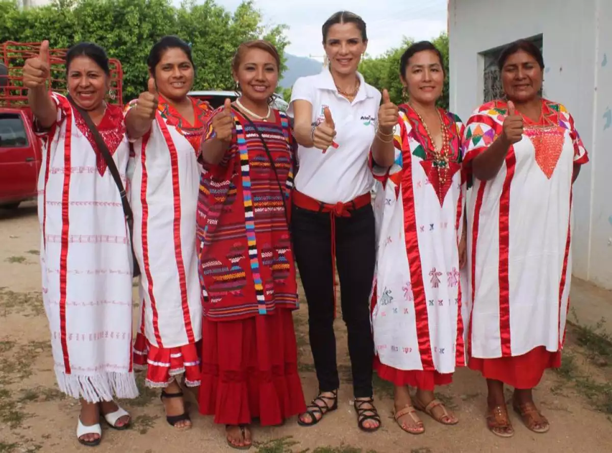 La esposa del candidato del PRI en Oaxaca, Alejandro Murat, suele portar prendas típicas de la región en sus eventos.  