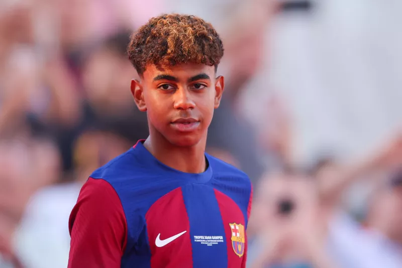 Foto de Lamine Yamal con el uniforme del Barcelona