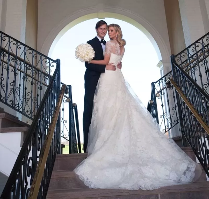 La hija del magnate estadounidense se casó este domingo con Jared Kushner, editor del New York Observer. La ceremonia se llevó a cabo en el Trump Nacional Golf Club y ella lució espléndida.