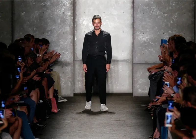 El creativo estadounidense sorprendió durante la Semana de la Moda neoyorquina por sus tonos apagados y siluetas holgadas como propuesta para la próxima temporada estival 2014.