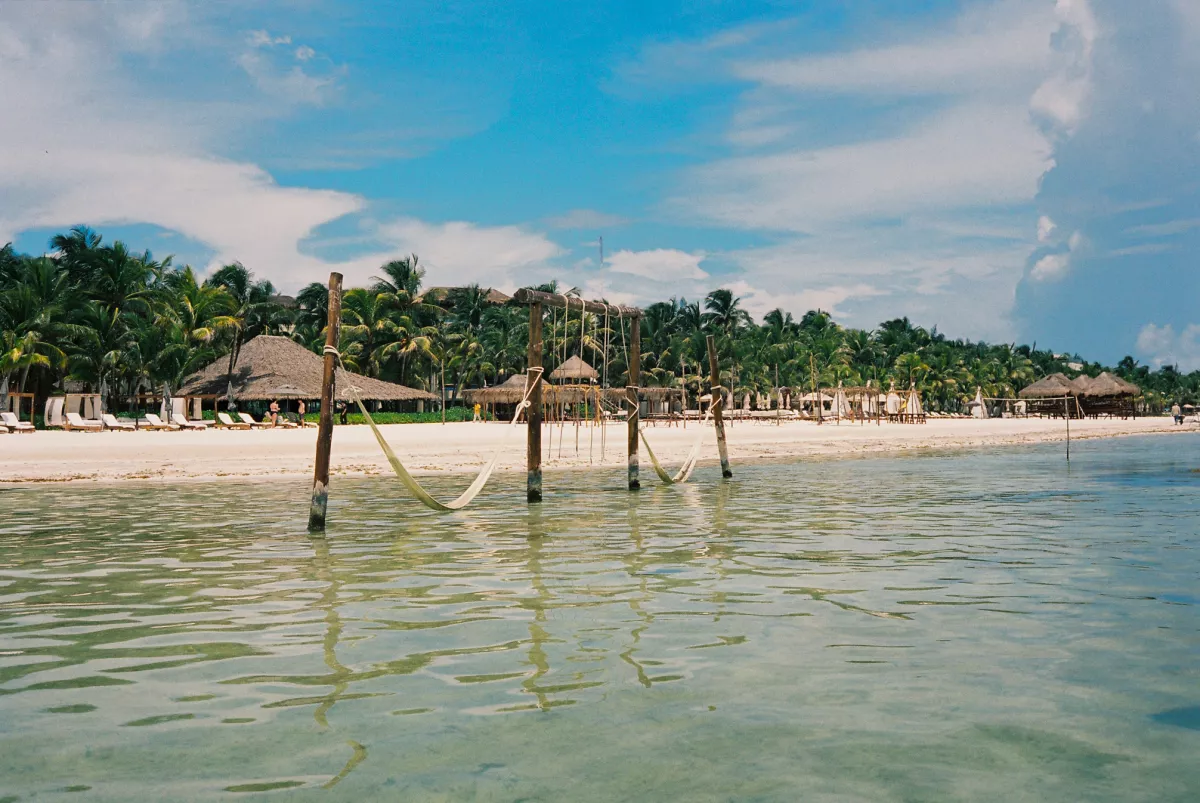 Foto de la playa del hotel palafitos