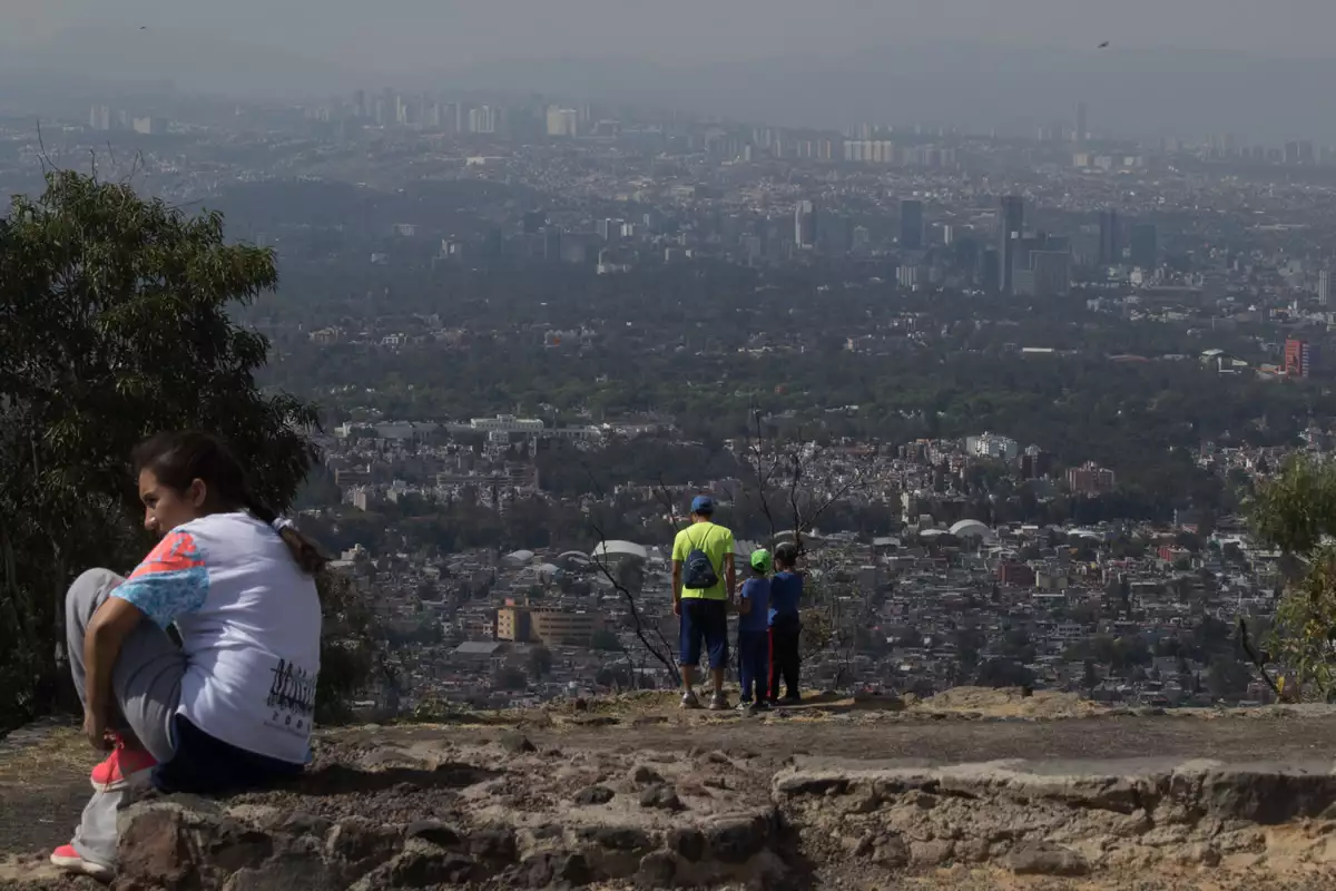 Visitantes en el mirador del Cerro de la Estrella, al oriente de la Ciudad de México.