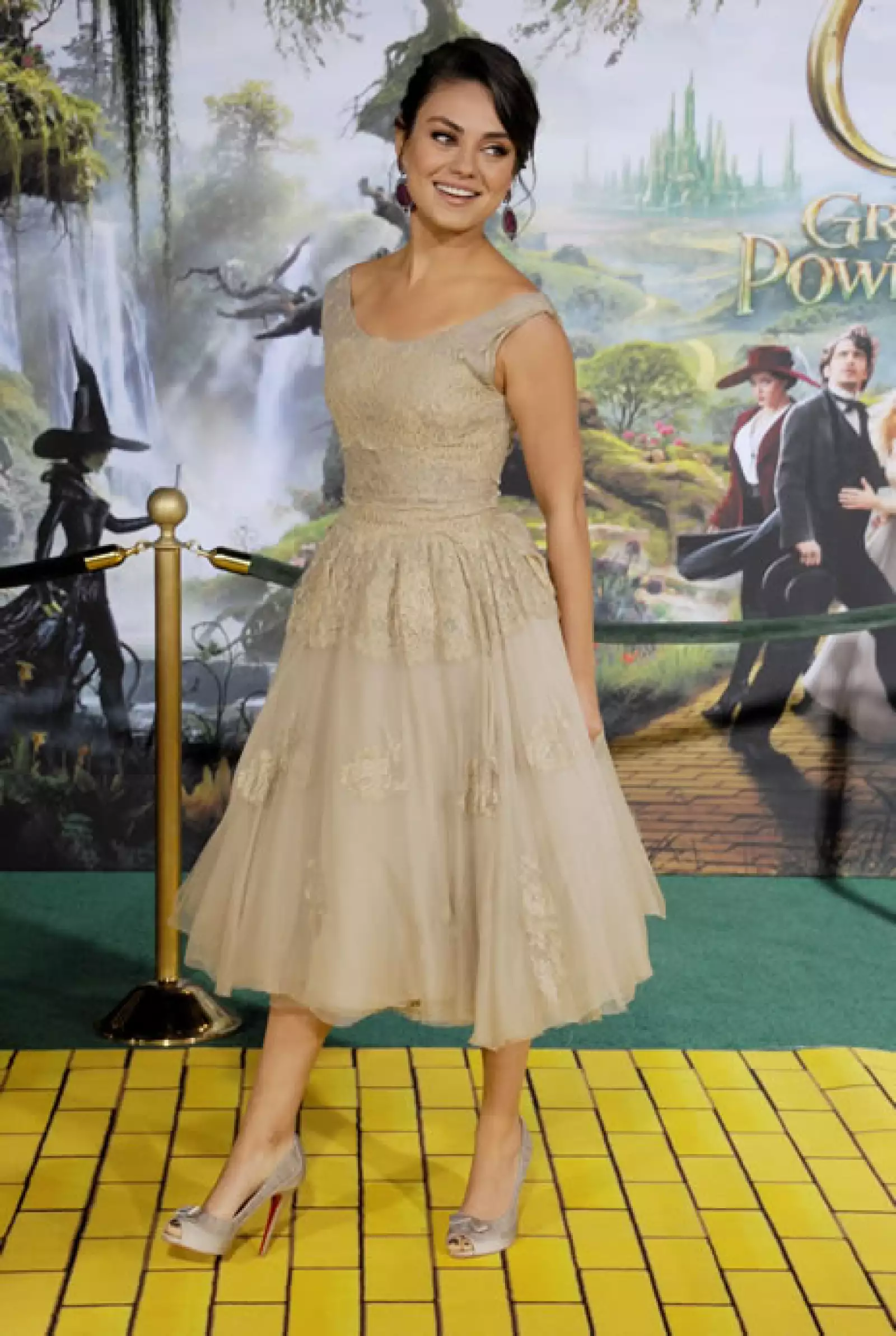 El corte del diseño que eligió la hizo ver más entallada que de costumbre, con un escote tipo barco.