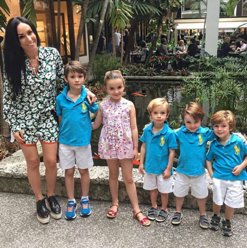 La conductora con sus hijos.