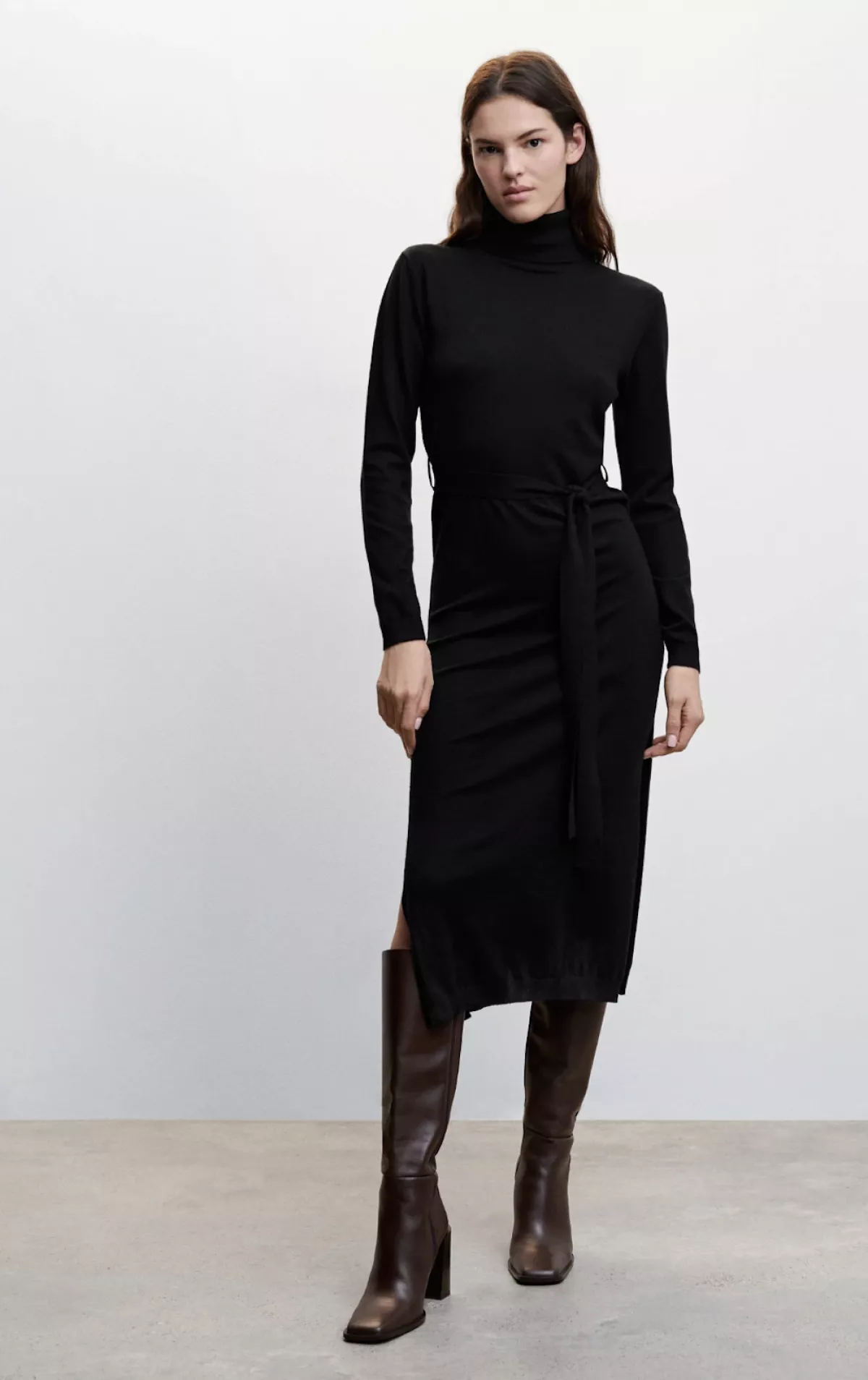 Vestido de cuello alto negro de Mango. 