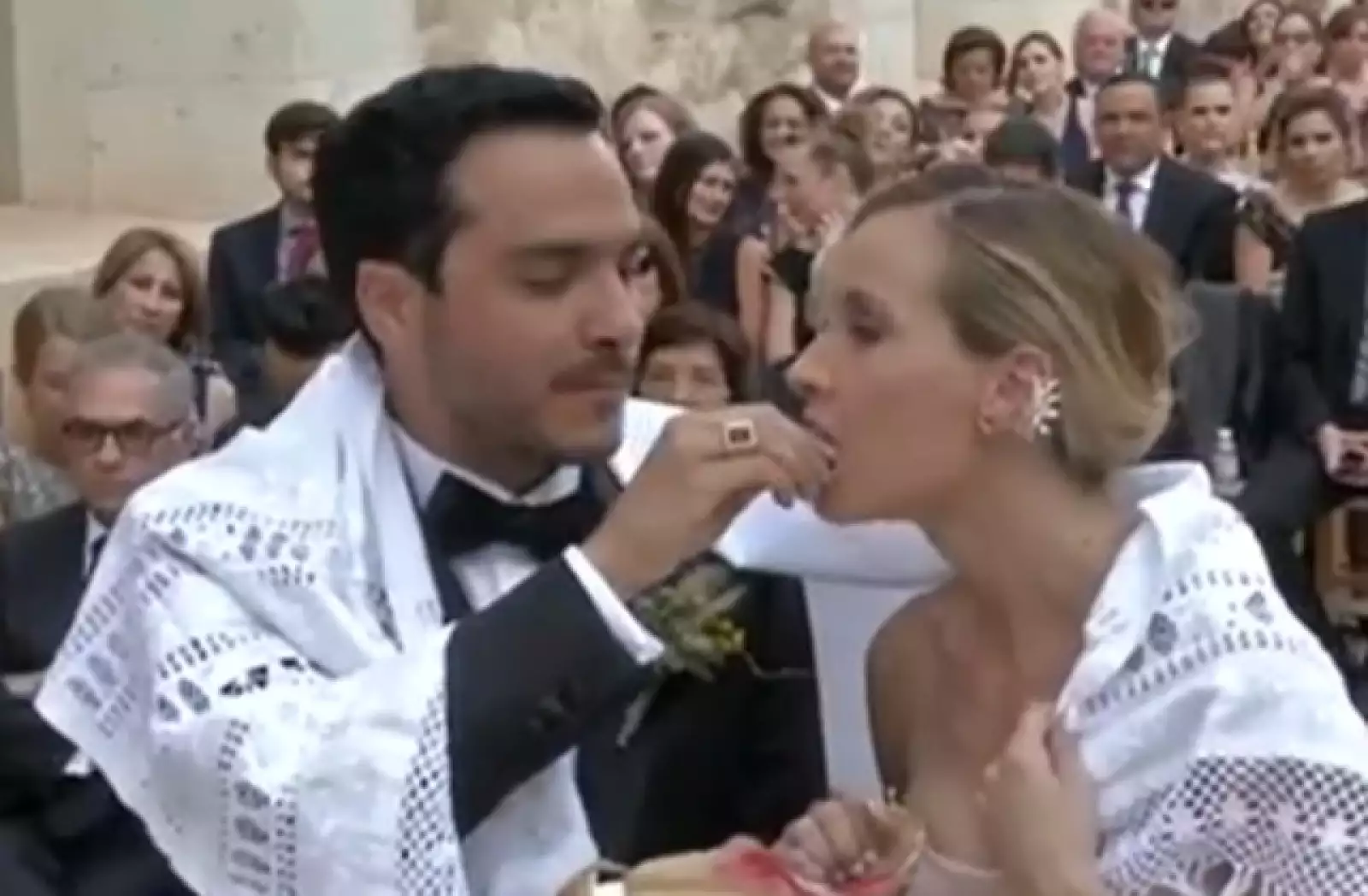 Los novios campartieron durante la ceremonia un tamal de dulce que simboliza de la dulzura que deberá nutrir su relación.
