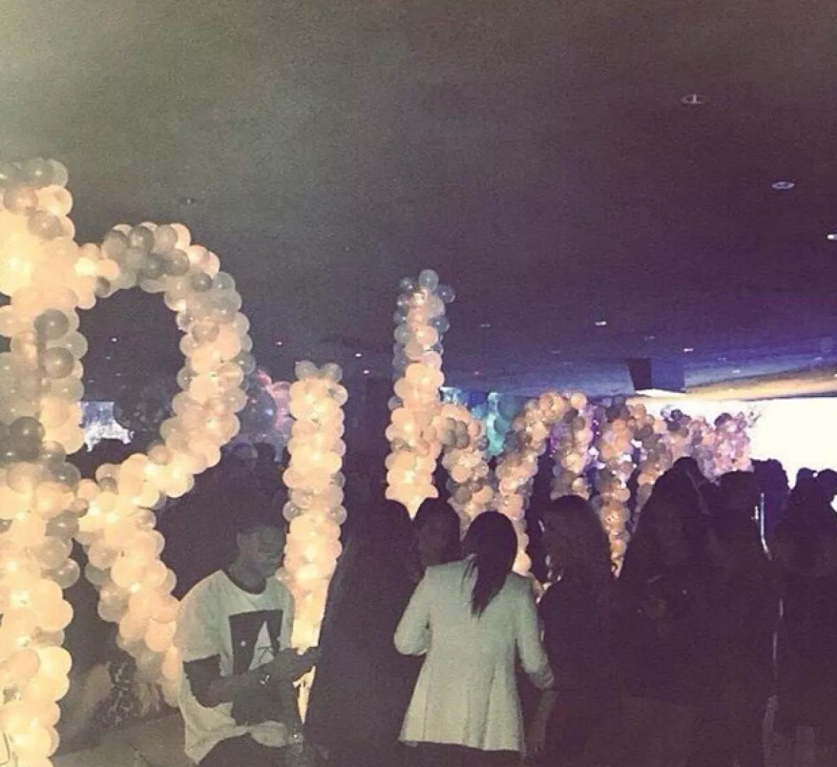 A la entrada de la fiesta había un enorme arreglo de globos rosas con el nombre de la birthday girl.