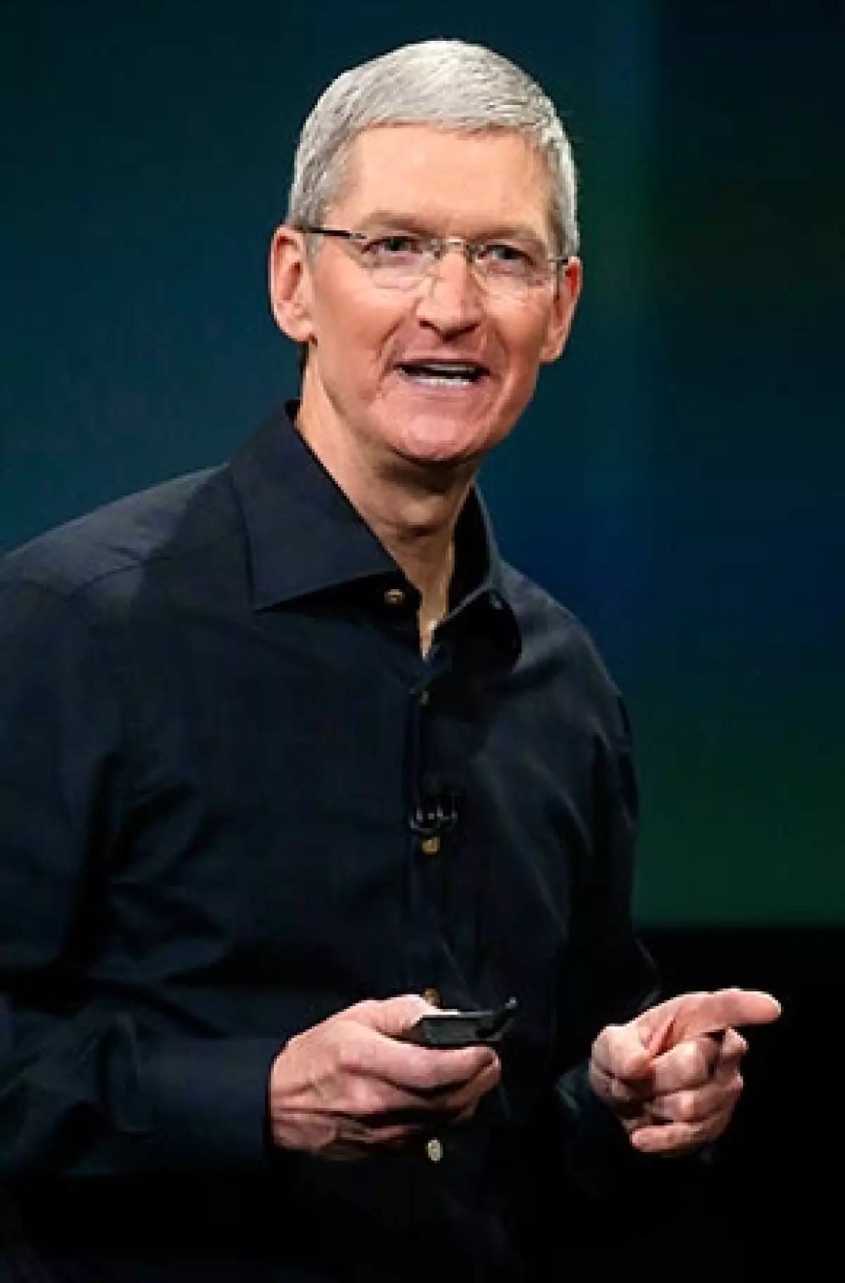 Tim Cook hizo el anuncio en un columna periodística, en el que expresó que callar su orientación sexual lo detenía de ayudar a otros.