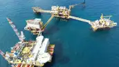 Una plataforma petrolera en medio del mar. 