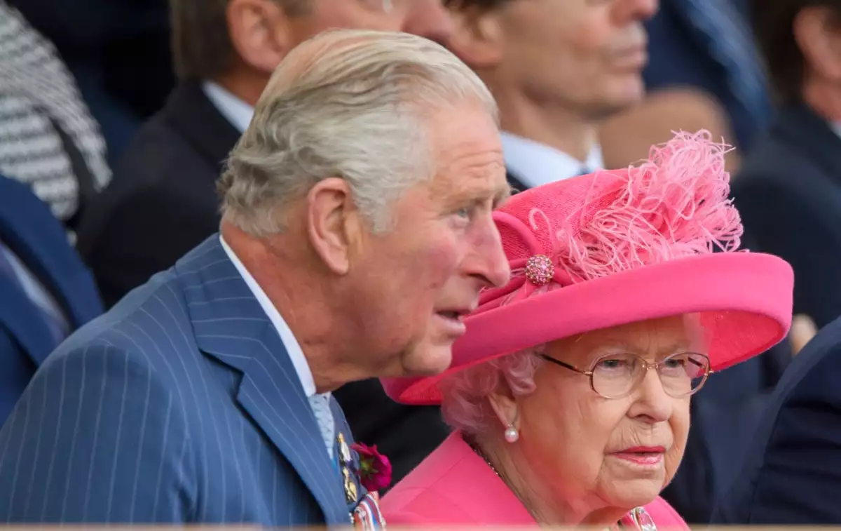 Príncipe Carlos y la reina Isabel II