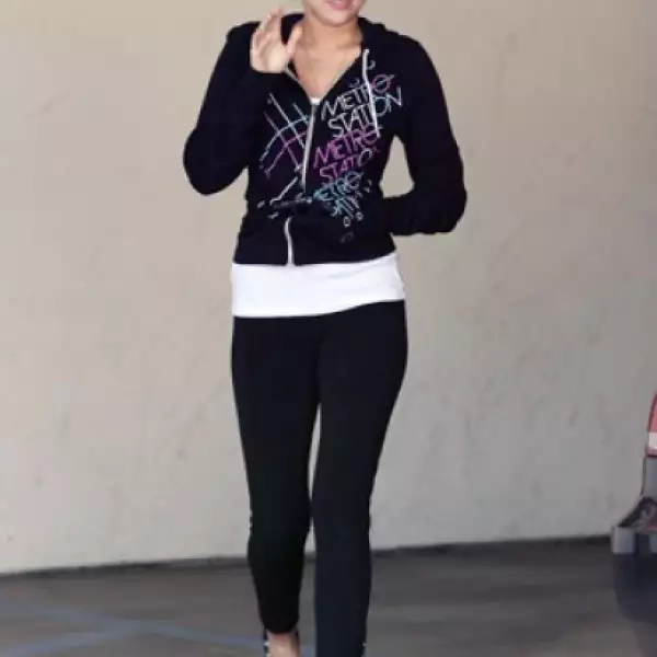 Deportista. Vimos a la joven y famosa Miley Cyrus saliendo del gimnasio, aunque no sabemos si hizo mucho ejercicio, pues con las patas de gallo sería algo incómodo.