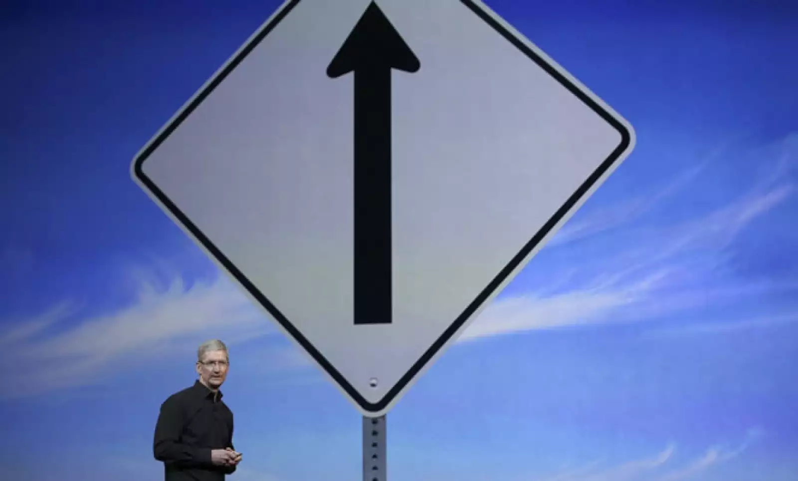 Tim Cook intenta levantar las ganancias de Apple, que en su tercer trimestre fiscal registraron una caída de 22%