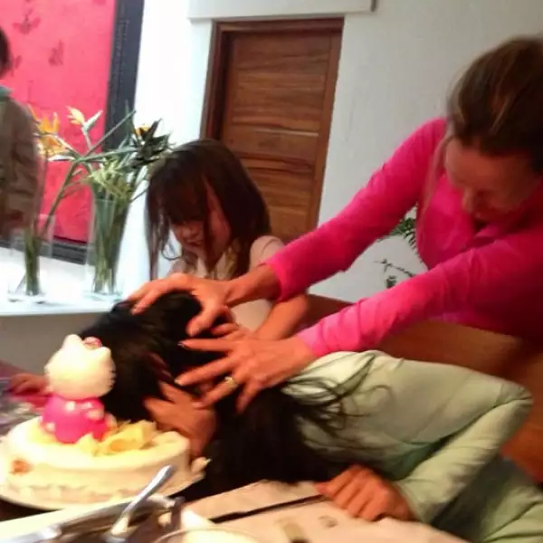 Hace una semana Inés tuiteó que su mamá estaba ensayando para la mordida de su pastel, lo que no contaron fue el "trauma" que le ocasionó a sus nietos al ver a su mamá embarrada.