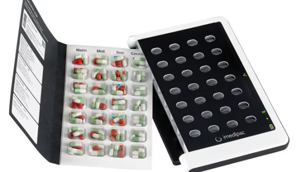 El pastillero inteligente con 28 compartimentos organiza los medicamentos que un paciente debe de tomar a la semana.