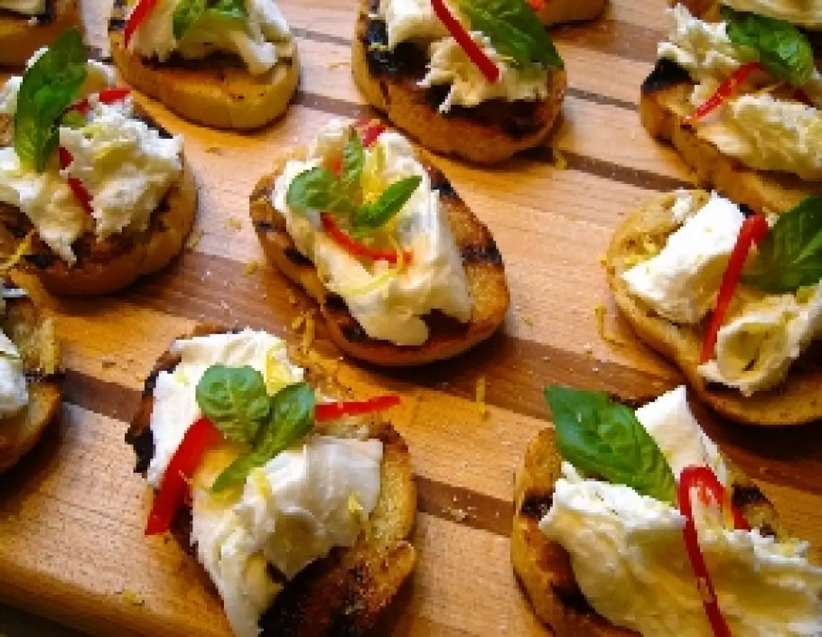 Tapas de mozarella, pimiento morrón y ralladura de limón.