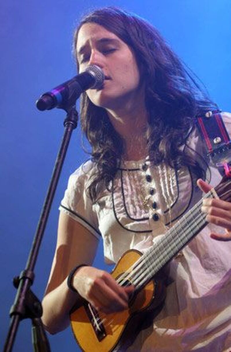 La cantante viajó al país sudamericano para que la conozcan antes de ir con su grupo.