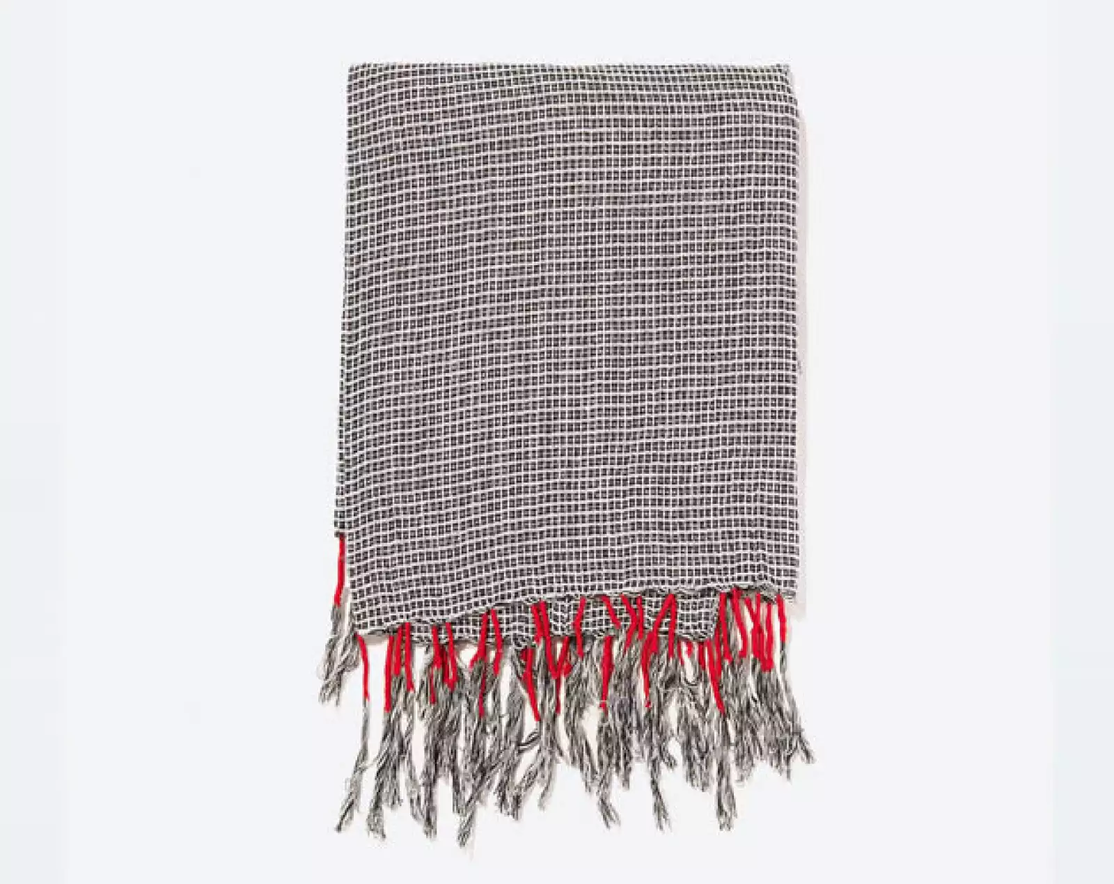 Un foulard nunca va a ser mala idea, a diferencia de las bufandas, este accesorio se puede usar todo el año.