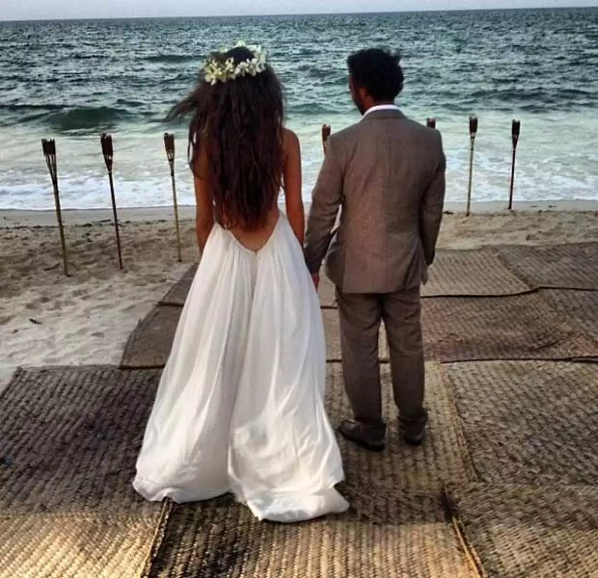 Yael lució un vestido escotado de la espalda y una corona de flores para su boda civil.