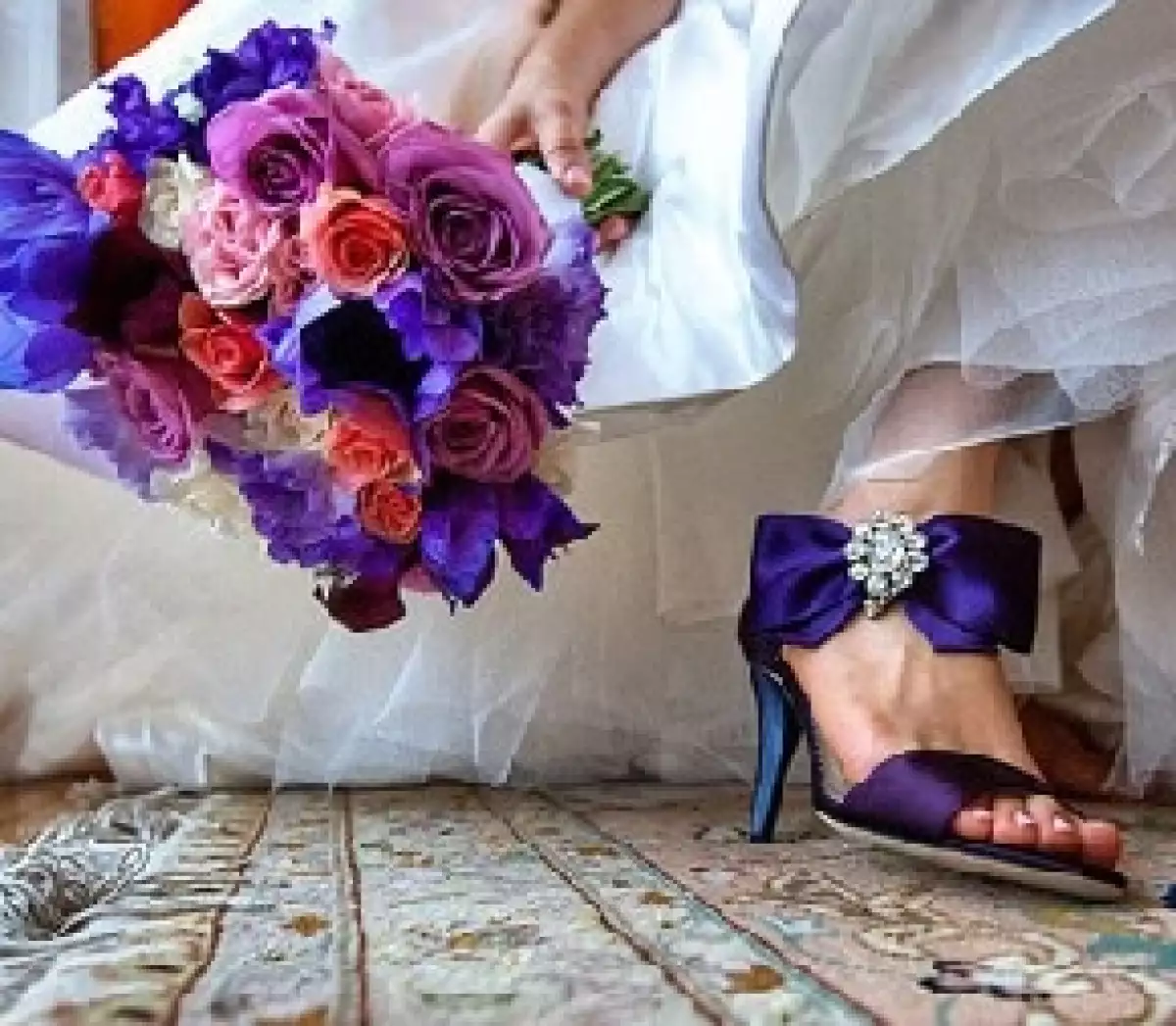 Te damos algunos consejos para aplicar la tendencia de los zapatos de novia de color de manera correcta.