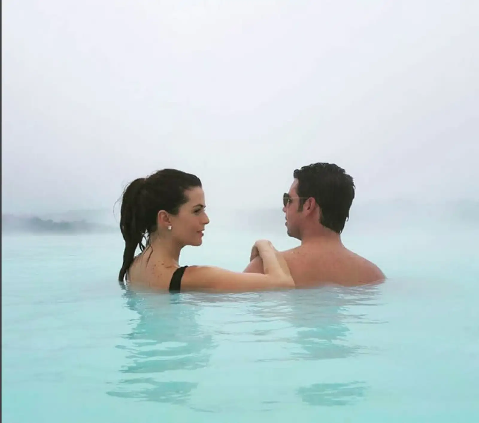 Claudia con su hermano Alfonso, en Blue Lagoon.