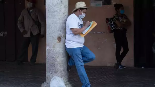 Cientos de personas se forman desde tempranas horas en oficinas de gobierno para tramitar el seguro de desempleo que le brindará un apoyo económico de $2,500 pesos