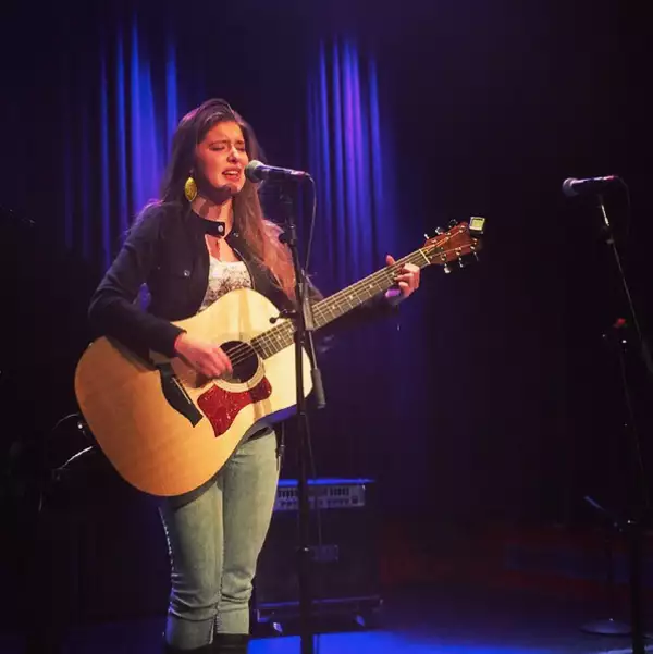 Asiste a la Berklee College of Music.