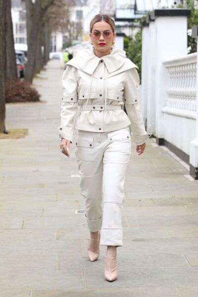 Rita Ora nos enseña como caminar por las calles de Londres con estilo