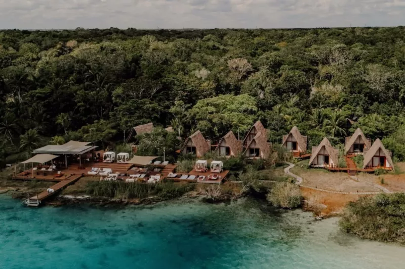 Foto aérea del hotel Habitas frente a la laguna de Bacalar.