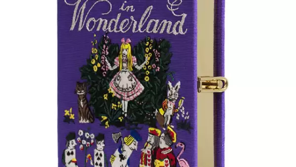 Un clutch en forma de libro será la sensación a donde vayas.