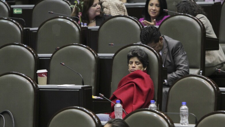 La diputada Juana Bonilla Jaime del PRD, no escatimó en su comodidad y decidió llevar una cobija al pleno de sesiones