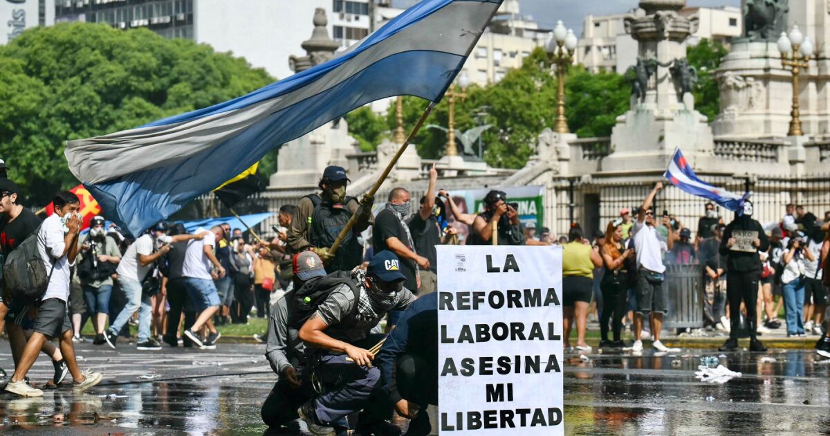ARGENTINA: DERECHOS LABORALES EN PICADA