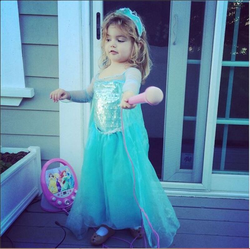 Elena también es encantadora como una princesa.