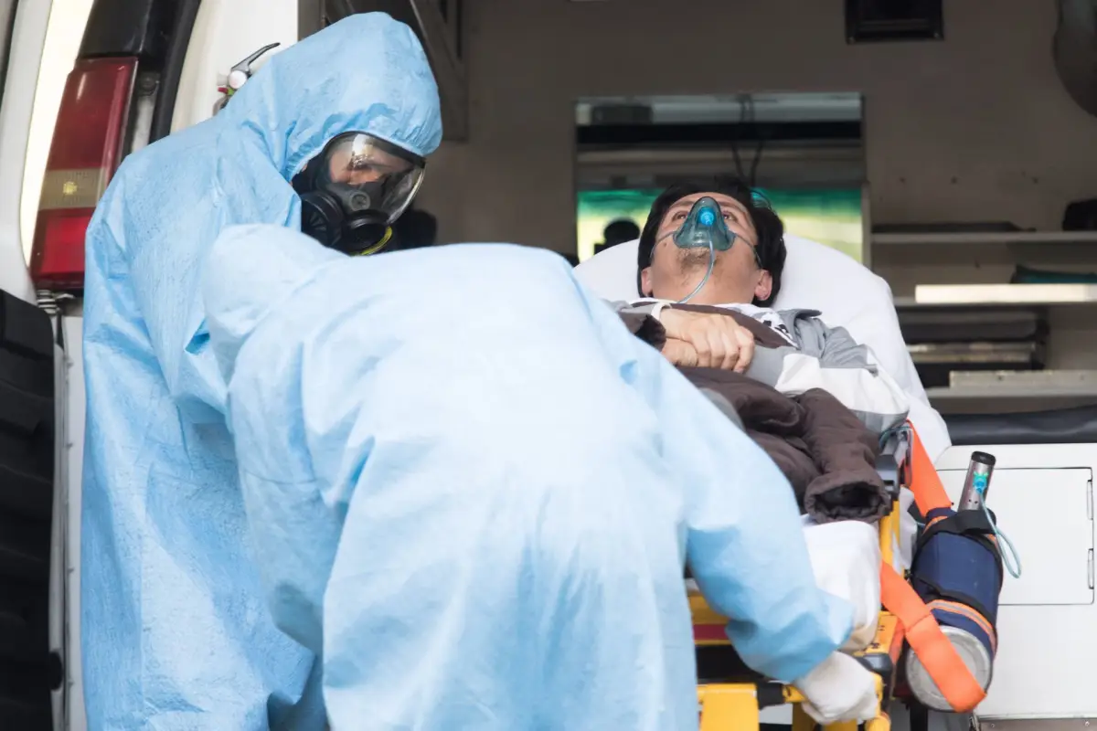 Un joven con oxígeno artificial es trasladado en ambulancia del área de urgencias del Hospital de los Venados IMSS a otro nosocomio.