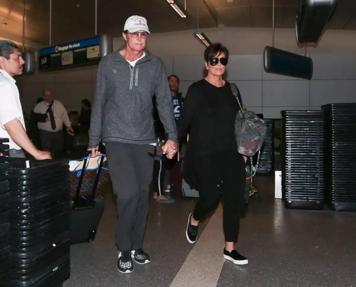 Esta tarde, la madre de las Kardashian fue hospitalizada por un dolor de estómago. Se dice que el ex atleta sigue siendo su principal apoyo, por lo que estuvo con ella.