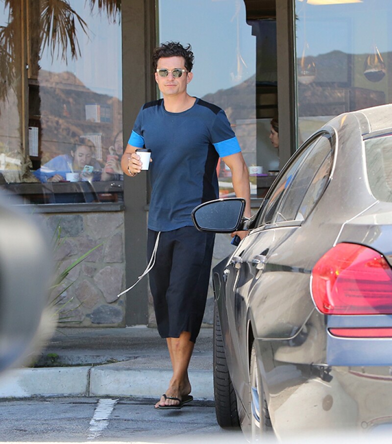Horas antes de reunirse con Selena en su casa, Orlando fue visto cuando salía de comprar un café en Malibú.