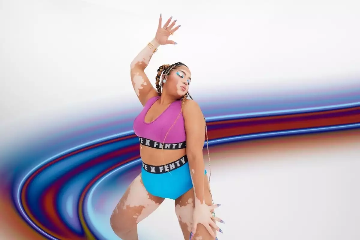 Modelo usa un top rosa y un bottom azul y combina con piezas de joyería de la marca mexicana Talia Lanz.