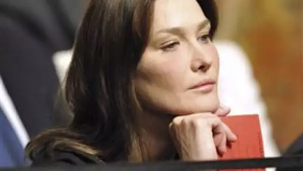 Es la primera vez que un presidente francés se dirige al parlamento en 136 años, en donde el esposo de Carla Bruni dijo que la burka es signo de subordinación.