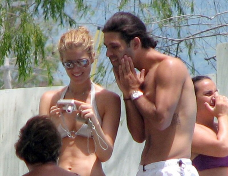Jaydy Michell y Rafa Márquez durante unas vacaciones recientes en la playa.