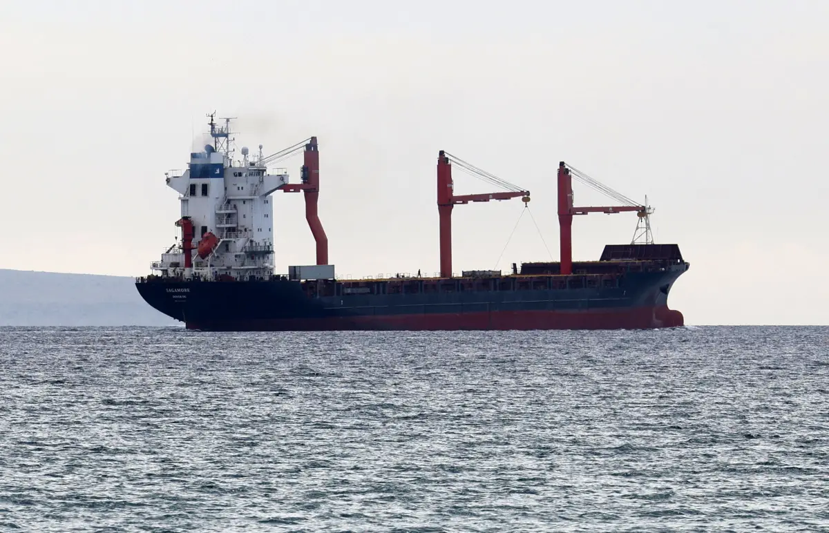 Se ve a una persona a bordo mientras un buque de carga con bandera estadounidense que transporta ayuda a un muelle construido por Estados Unidos frente a Gaza zarpa desde Larnaca, Chipre, el 9 de mayo de 2024.