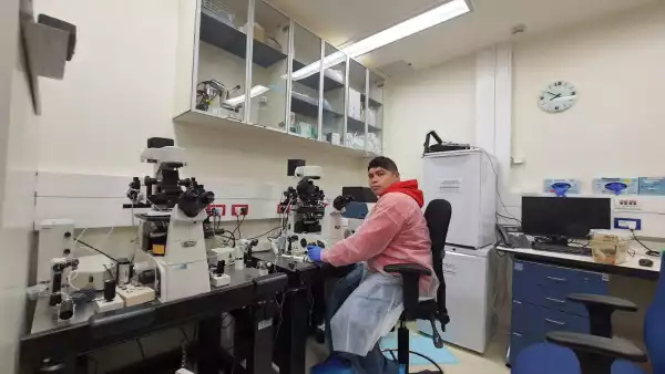 Por haberle prestado atención a un póster en la UNAM, que promovía las bondades del Instituto Weizmann, de Israel, Alejandro Aguilera Castrejón pasó de un mundo donde mandan las ciencias aplicadas a los problemas urgentes —aquellos priorizados por la agenda tecnológica gubernamental— a otro  en el cual abundan los fondos necesarios para hacer ciencia básica, y no existe el "no poder llevar a cabo tus ideas porque no tienes dinero para hacerlo".