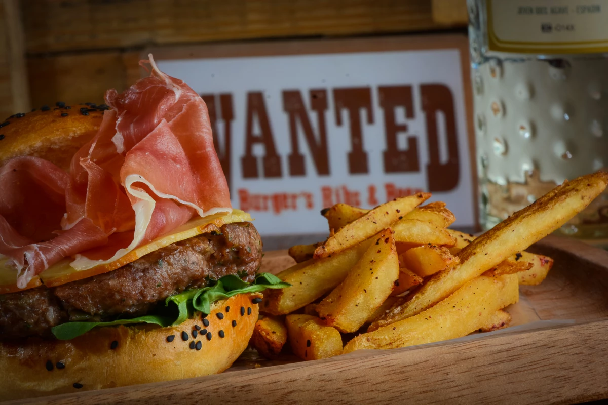Hamburguesa de res con serrano