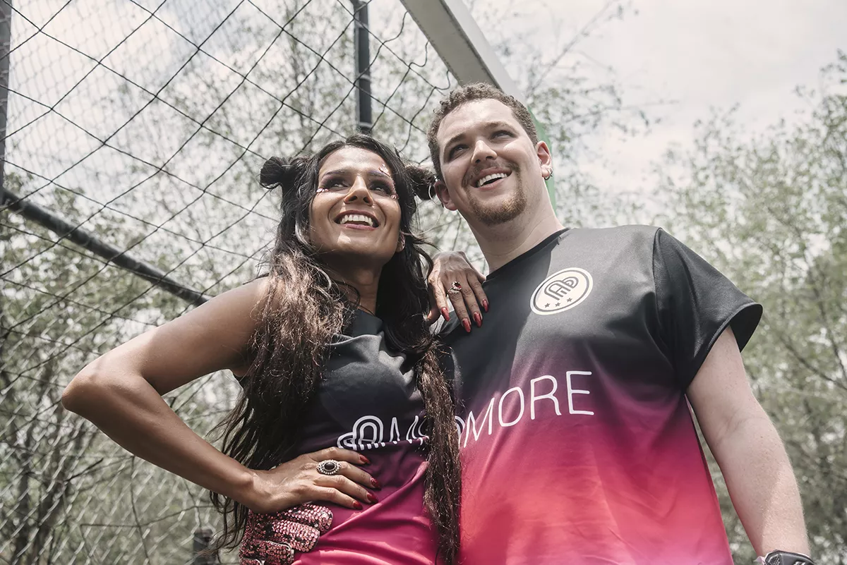 Morganna Love y Alan Sommer interpretan el tema A(more)