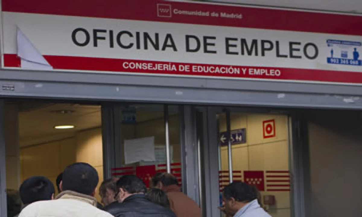 En España hay 2,416,228 hombres y 2,491,589 de mujeres sin empleo. (Foto: AP)